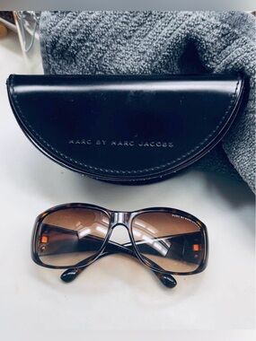 Marc by Marc Jacobs Women's Brown Gradient Sunglasses. Tortious Shell